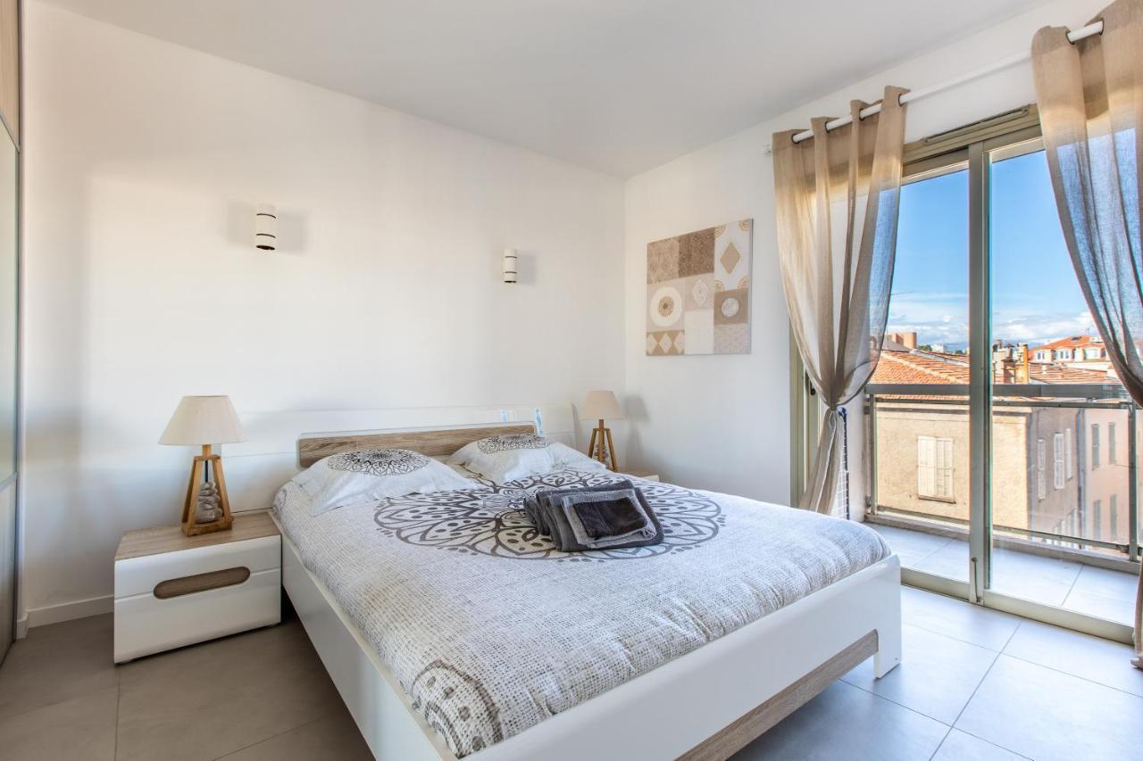 Lb Vacation Rentals I Admire Panoramic Ocean Views Through Walls Of Windows Cannes Buitenkant foto