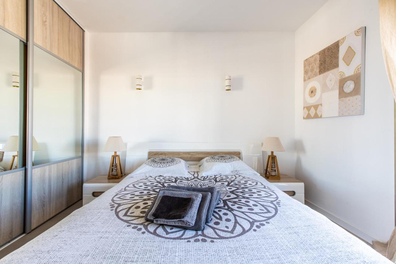 Lb Vacation Rentals I Admire Panoramic Ocean Views Through Walls Of Windows Cannes Buitenkant foto