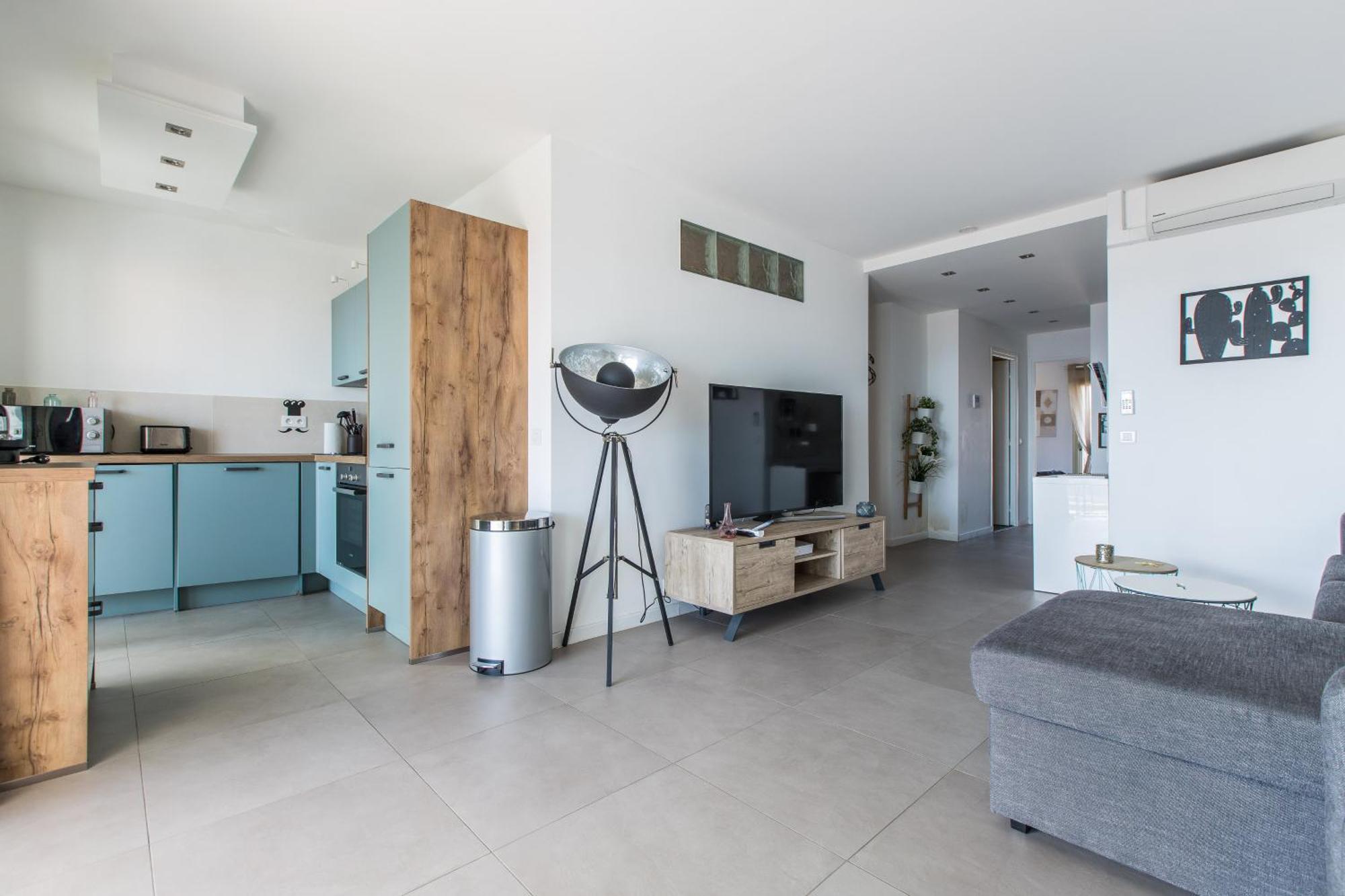 Lb Vacation Rentals I Admire Panoramic Ocean Views Through Walls Of Windows Cannes Buitenkant foto